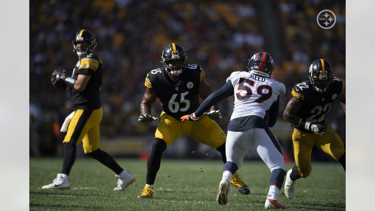 Pittsburgh Steelers offensive tackle Dan Moore Jr. (65) shuffles