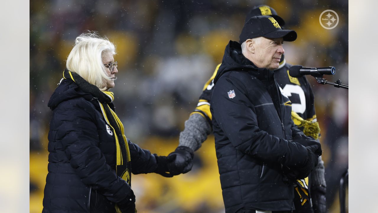 Steelers welcome Harris family on the field for retirement ceremony