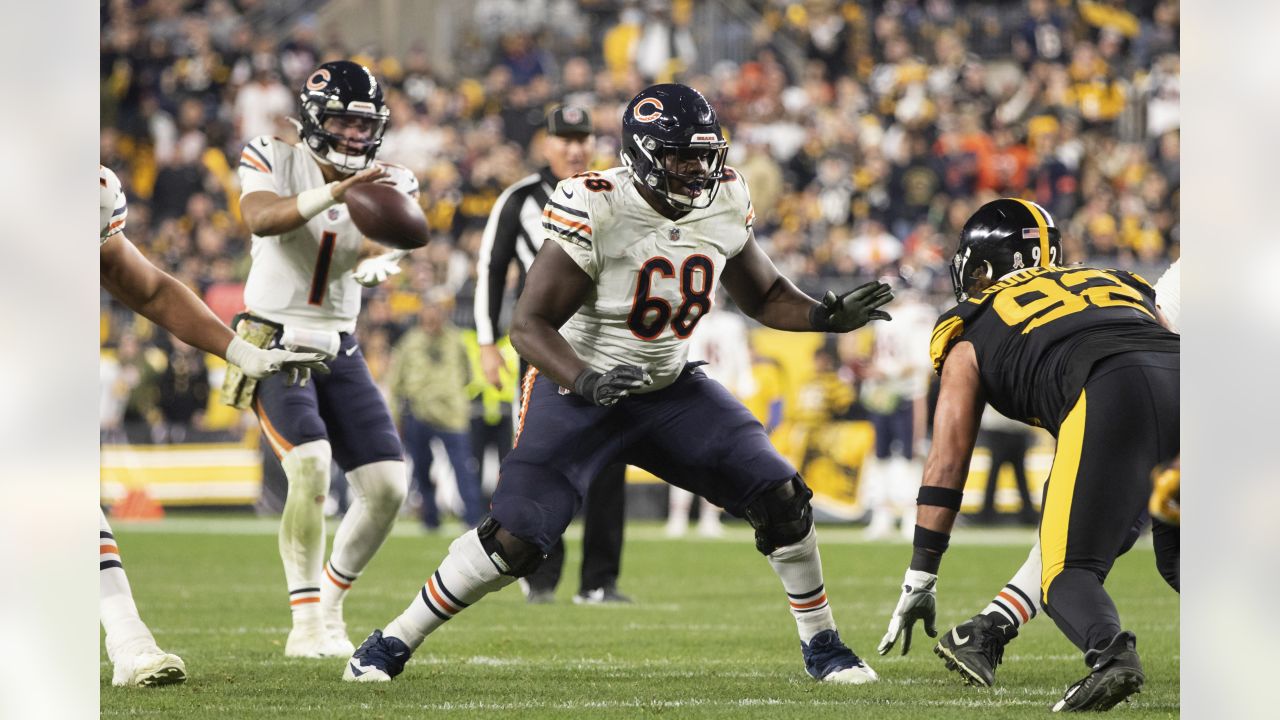 Chicago Bears offensive guard James Daniels (68) sets to block against the  Cincinnati Bengals during an