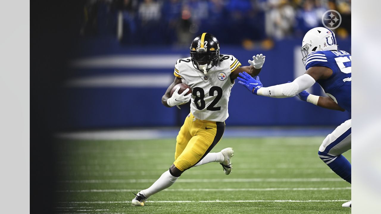 Pittsburgh Steelers wide receiver Steven Sims returns a kickoff 88