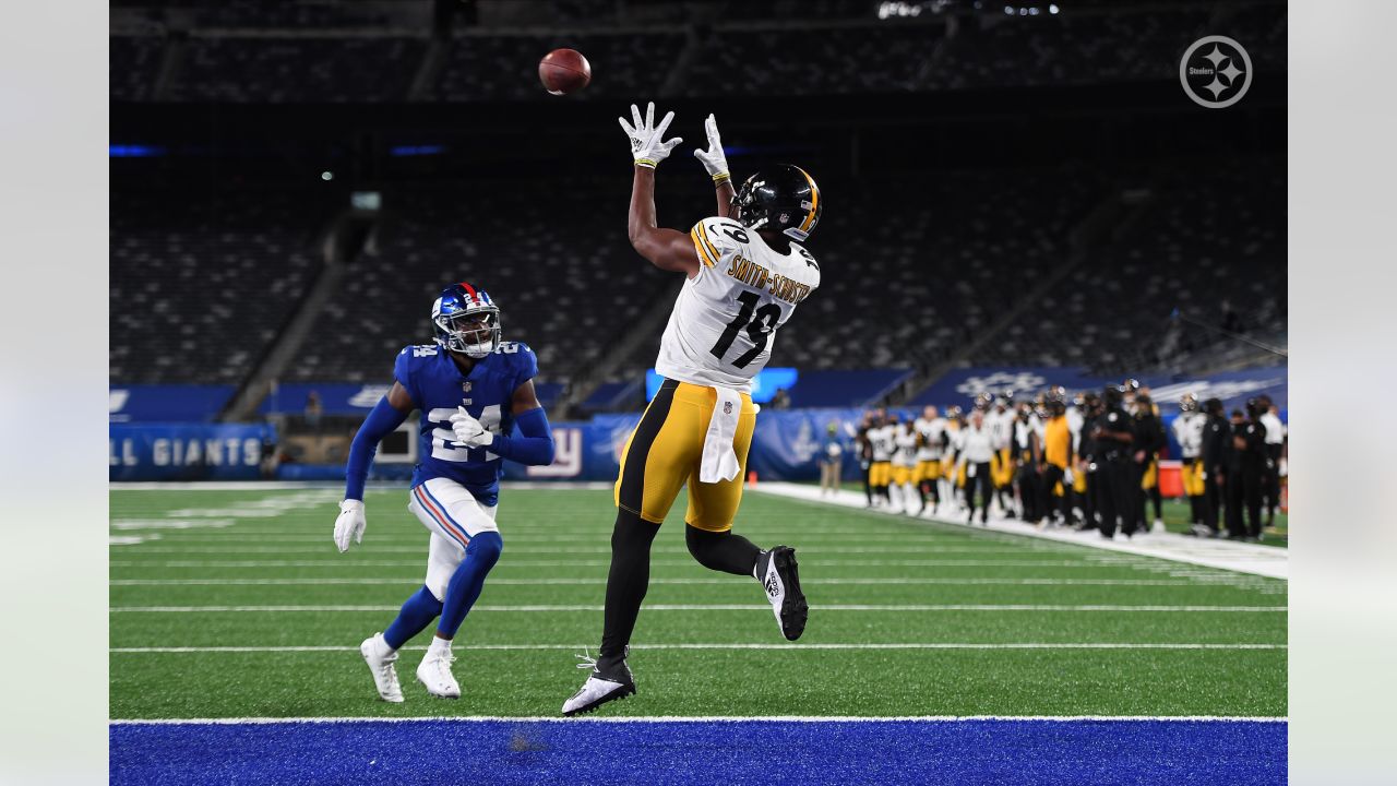 East Rutherford, New Jersey, USA. 22nd Dec, 2019. Pittsburgh Steelers wide  receiver JUJU SMITH-SCHUSTER (19) signals first down at MetLife Stadium in  East Rutherford New Jersey New York defeats Pittsburgh 16 to