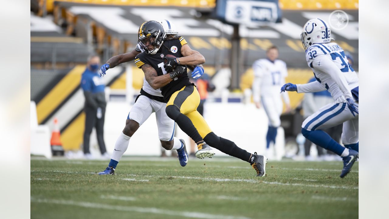 Pittsburgh Steelers wide receiver Chase Claypool (11) looks on during the  Pro Football Hall of Fame game at Tom Benson Hall of Fame Stadium, Thursday  Stock Photo - Alamy