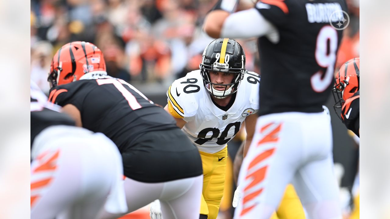 Pittsburgh Steelers vs. Cincinnati Bengals. Fans support on NFL Game.  Silhouette of supporters, big screen with two rivals in background Stock  Photo - Alamy