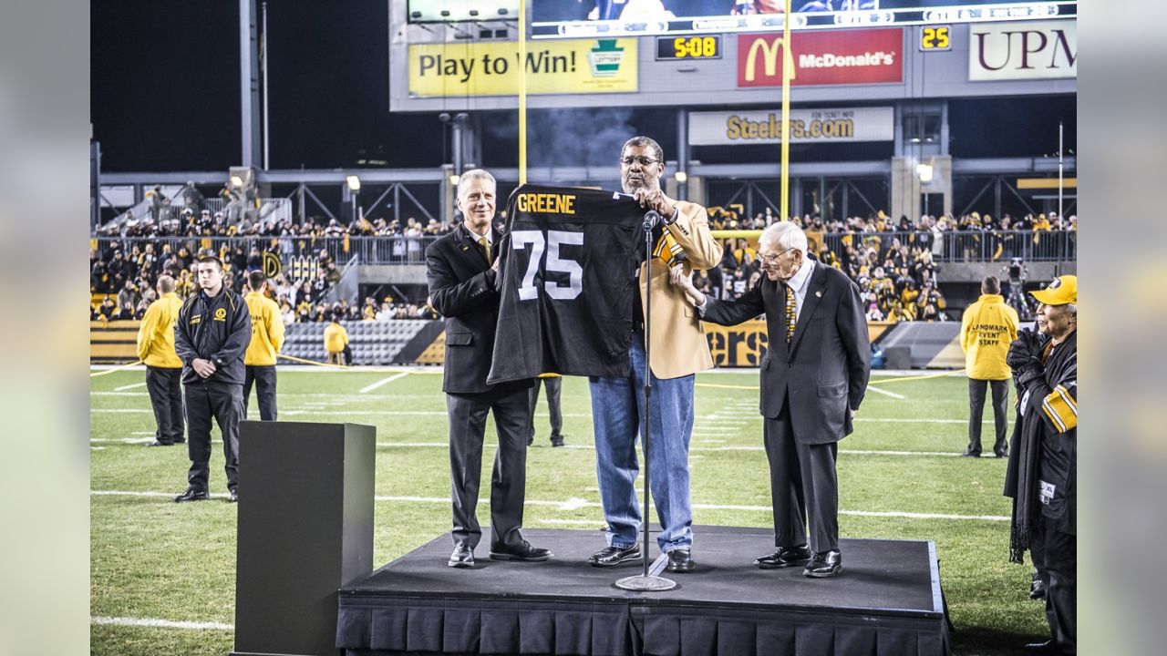 Ravens honor Ozzie Newsome, C.J. Mosley in locker room after