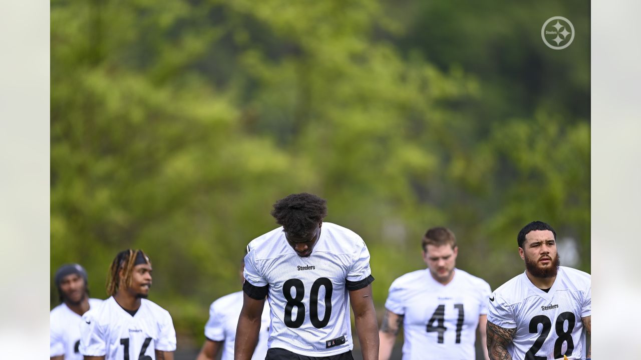 Pittsburgh Steelers tight end Darnell Washington (80) runs a drill during  NFL football practice in Pittsburgh Tuesday, May 23, 2023. (AP Photo/Gene  J. Puskar Stock Photo - Alamy