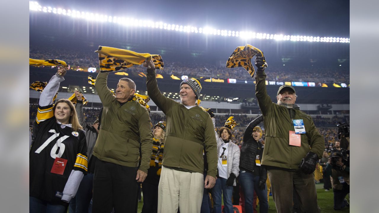 DVIDS - Images - Service members participate in Chicago Bears Salute to  Service game [Image 5 of 6]