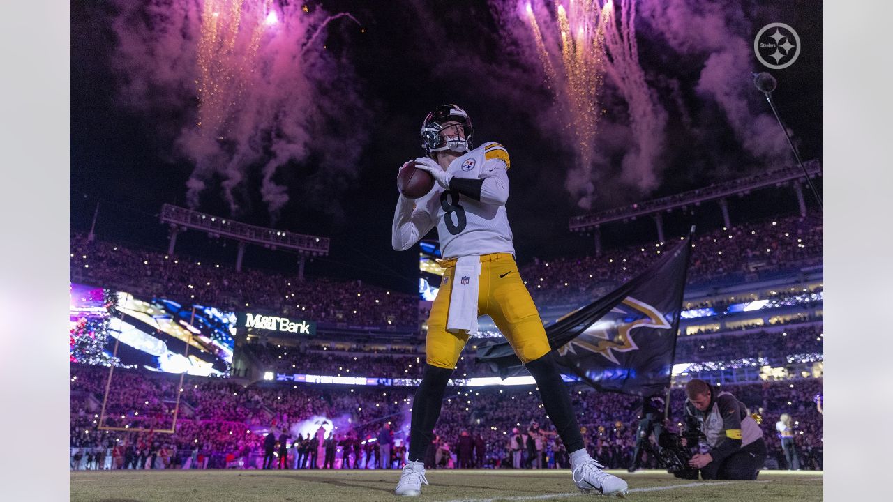 BALTIMORE, MD - JANUARY 01: Pittsburgh Steelers quarterback Kenny