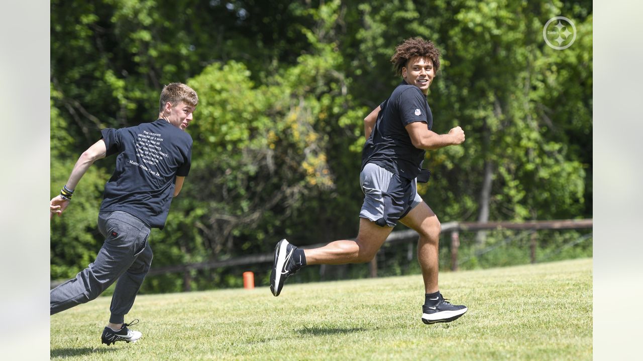 PHOTOS: 2022 Mel Blount Youth Home Rookie Visit