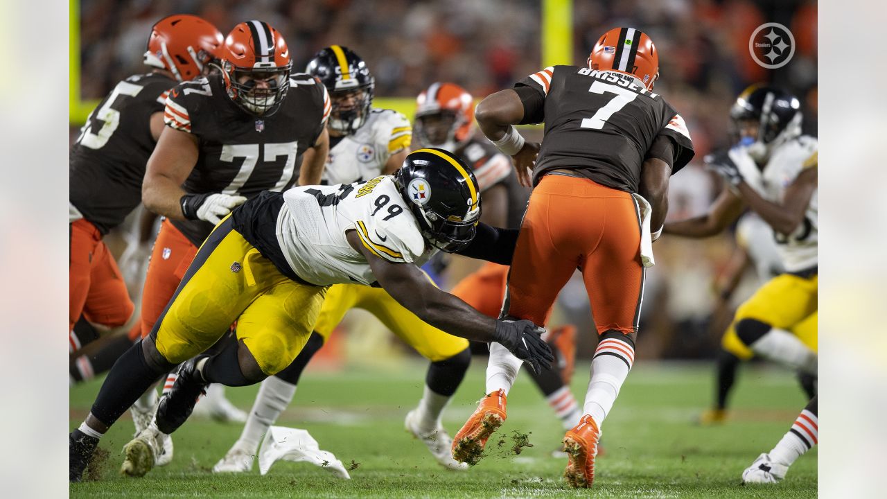 Pittsburgh Steelers defensive tackle Larry Ogunjobi (99) walks off of