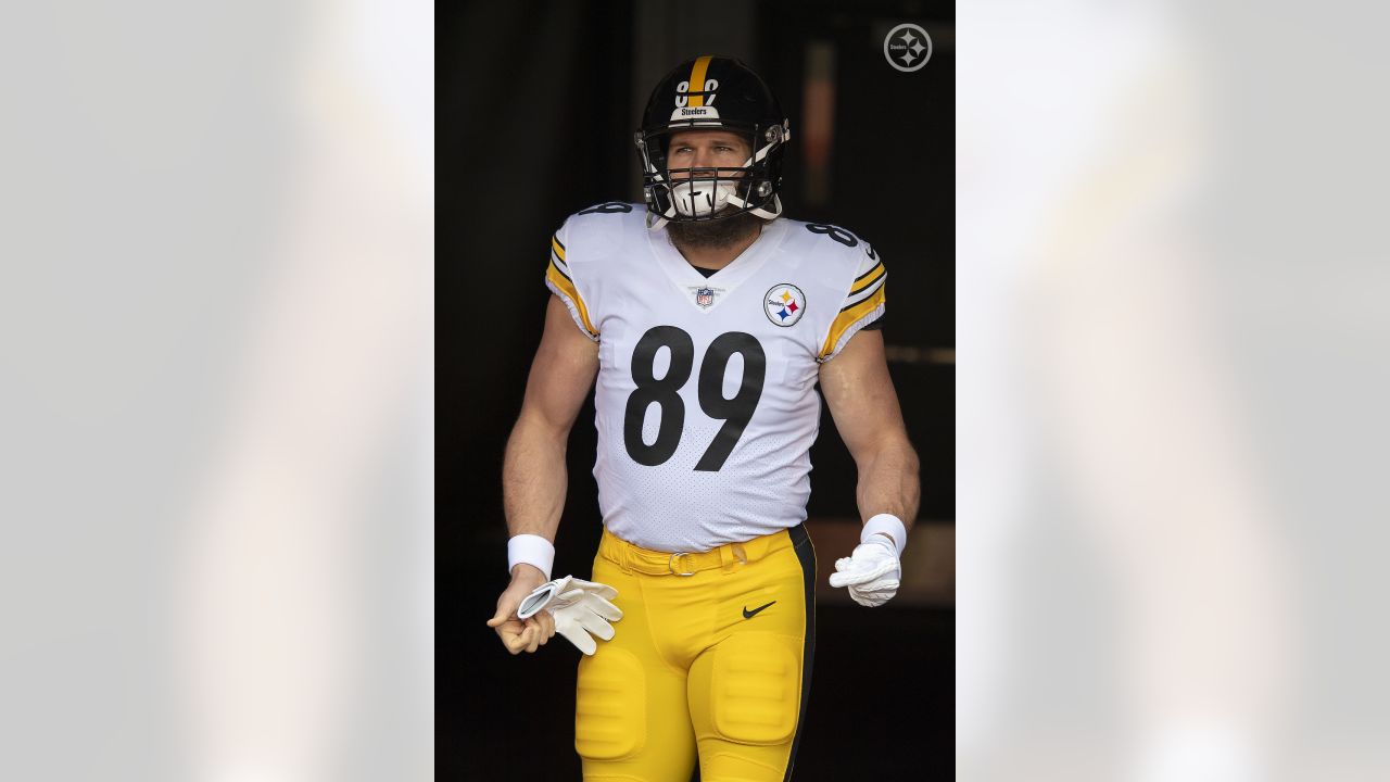 Twitter Erupts After Steelers Tight End Annihilates Bucs Defender With  Stiff-Arm