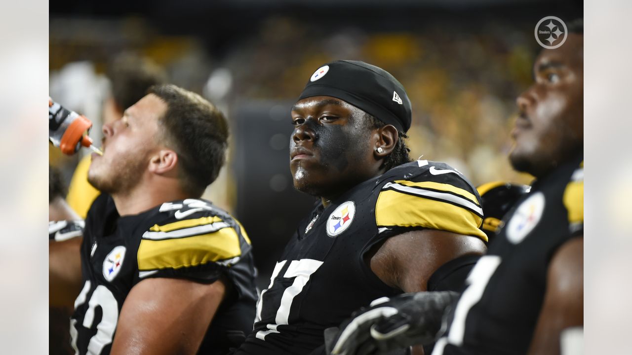 PHOTOS: Game faces - Steelers vs. Bills