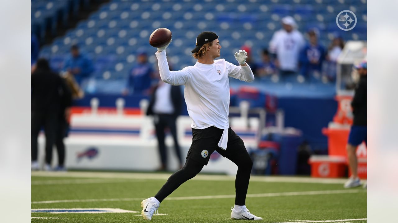 Pittsburgh Steelers quarterback Kenny Pickett (8) warms up before