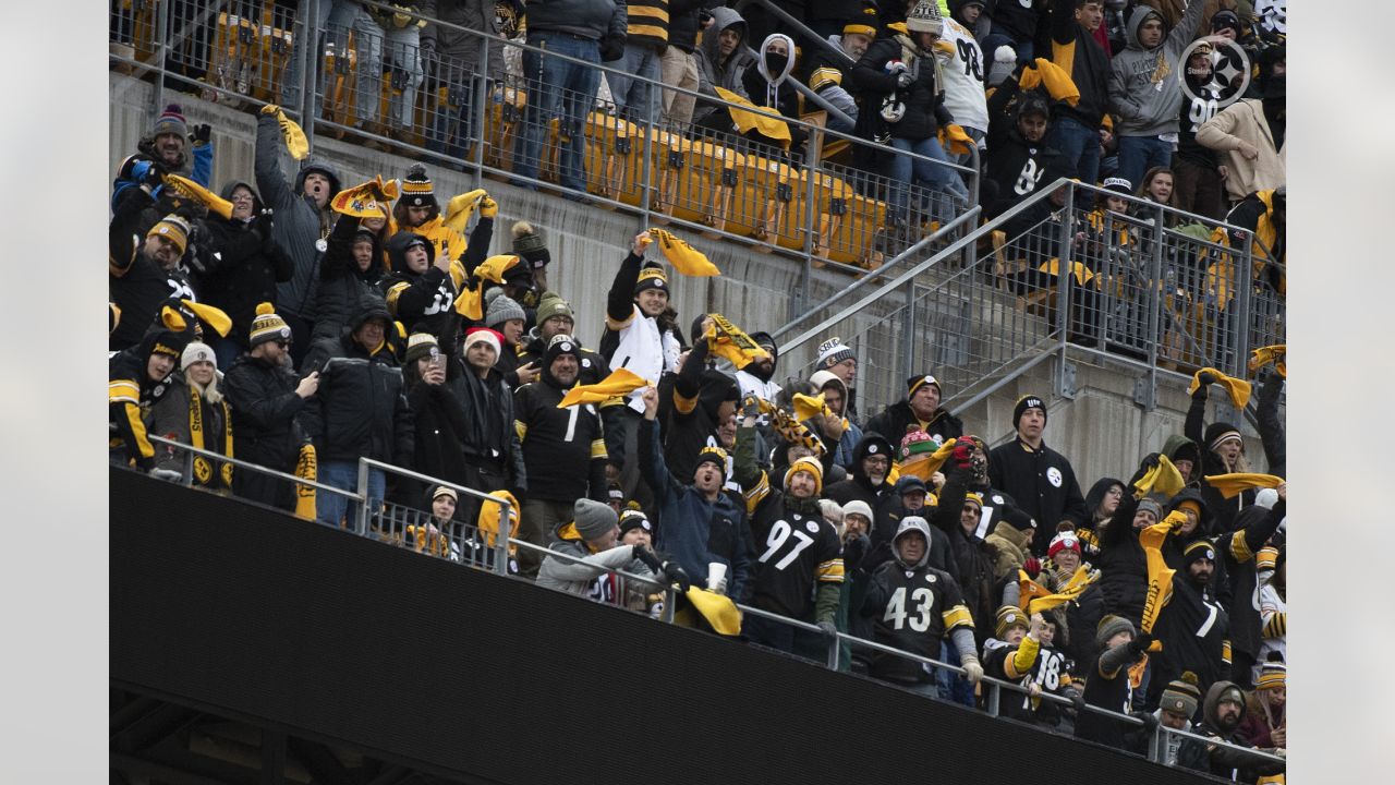 Tennessee Titans vs. Pittsburgh Steelers. Fans support on NFL Game.  Silhouette of supporters, big screen with two rivals in background Stock  Photo - Alamy