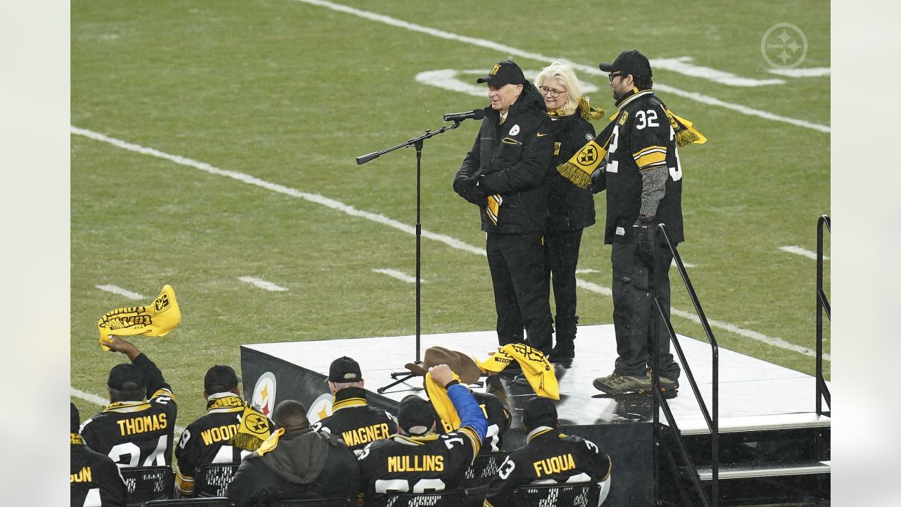 Harris' widow on field in Pittsburgh as his No. 32 retired