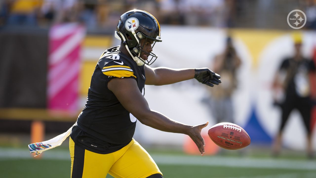 Pittsburgh Steelers punter Pressley Harvin III (6) runs for the play during  an NFL football game against the Cincinnati Bengals, Sunday, Nov. 28, 2021,  in Cincinnati. (AP Photo/Emilee Chinn Stock Photo - Alamy