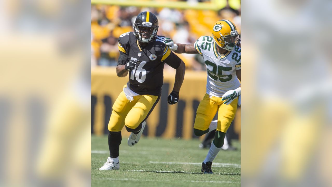 Pittsburgh Steelers quarterback Tyler Murphy (16) practices during NFL  football training camp in Latrobe, Pa. on Thursday, July 30, 2015 . (AP  Photo/Keith Srakocic Stock Photo - Alamy