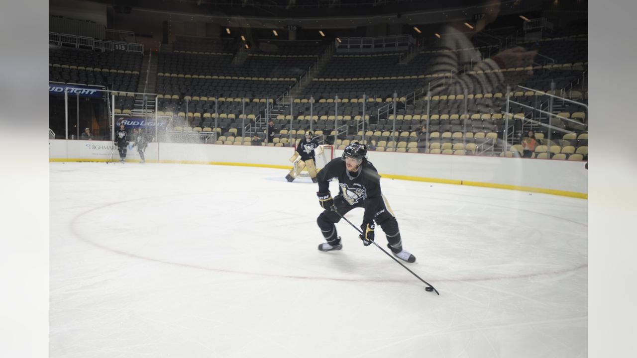 PHOTOS) Fleury sports Steelers-inspired mask at practice