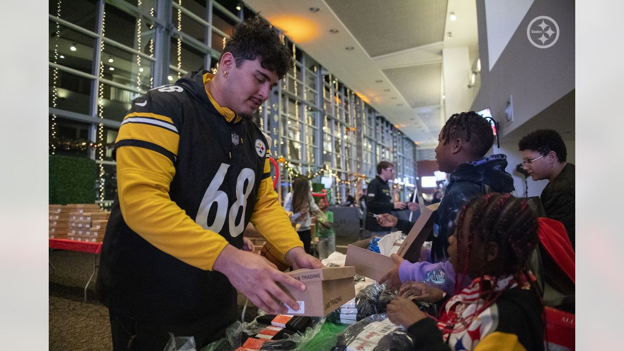 Pittsburgh Steelers & Convoy Host Event for People in Need