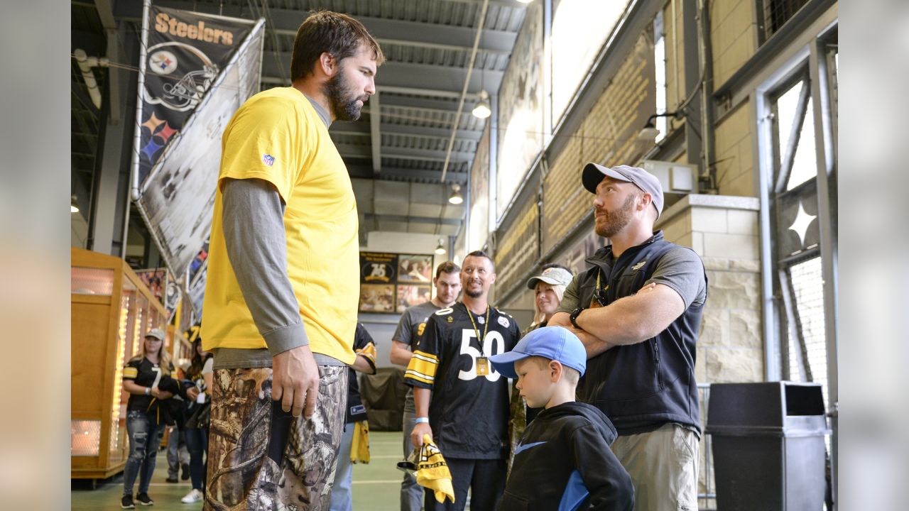 Pittsburgh Steelers on X: Inside our locker room, saying 'thank you' is  easy. One of our heroes walks among our players. #VeteransDay 