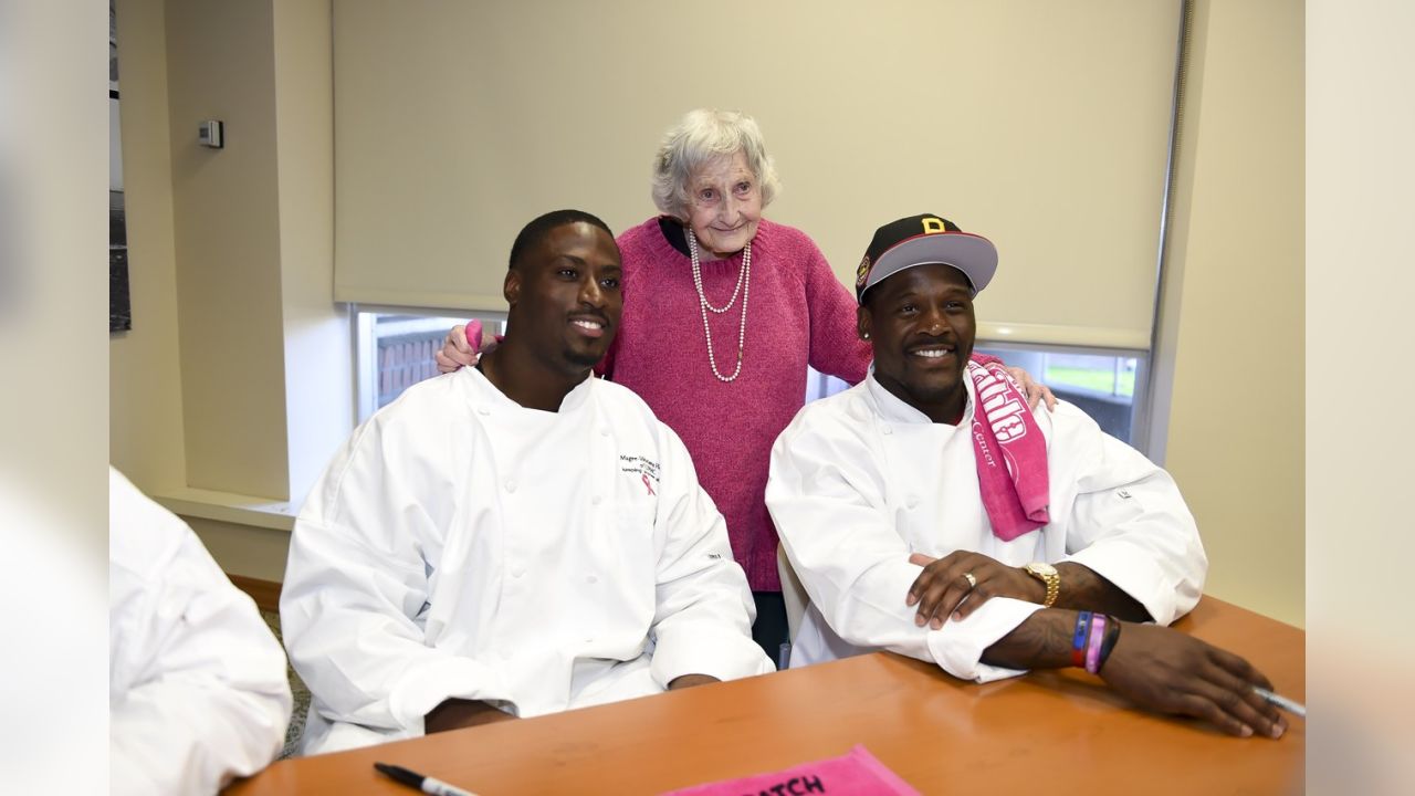 Steelers players Moats, Conner and more team up to cook and help cancer  patients at Magee-Womens Hospital