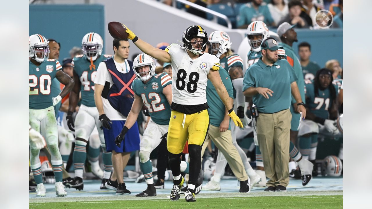 MIAMI GARDENS, FL - OCTOBER 23: Pittsburgh Steelers tight end Pat  Freiermuth (88) runs after he catch during the game between the Pittsburg  Steelers and the Miami Dolphins on Sunday, October 23