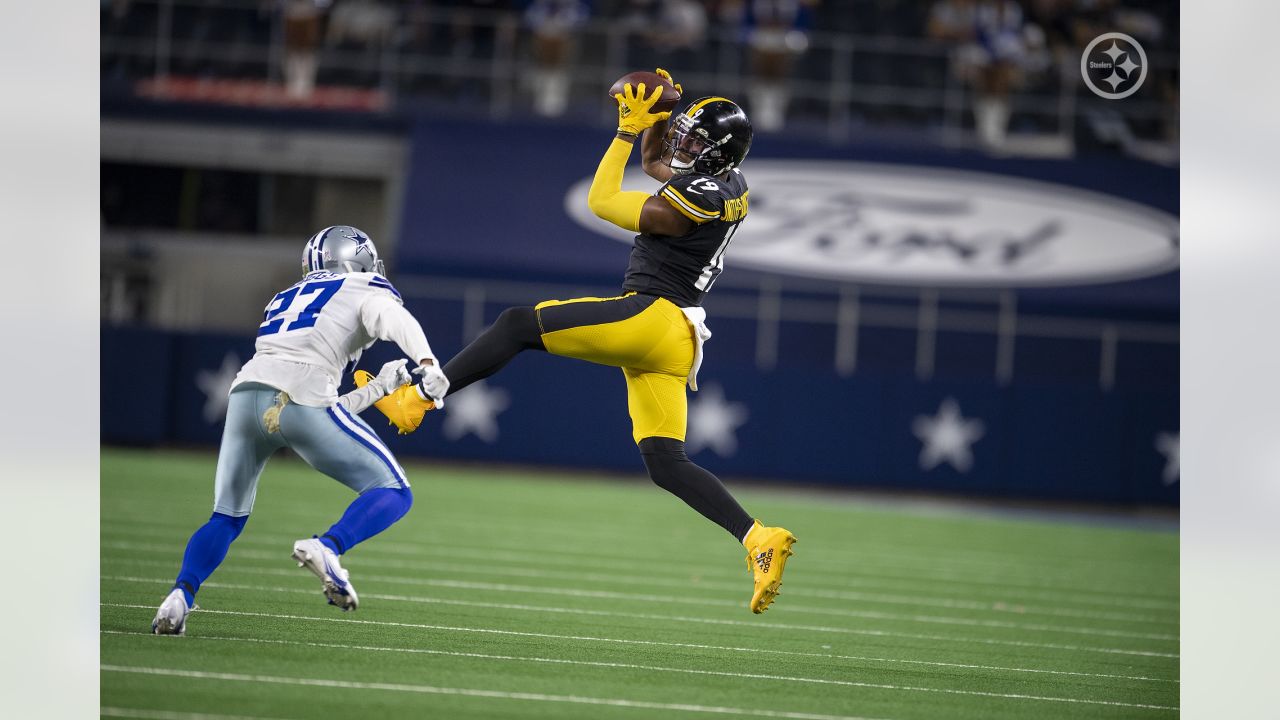 Pittsburgh Steelers wide receiver JuJu Smith-Schuster (19) makes a catch  during an NFL football practice, Wednesday, Aug. 18, 2021, in Pittsburgh.  (AP Photo/Keith Srakocic Stock Photo - Alamy