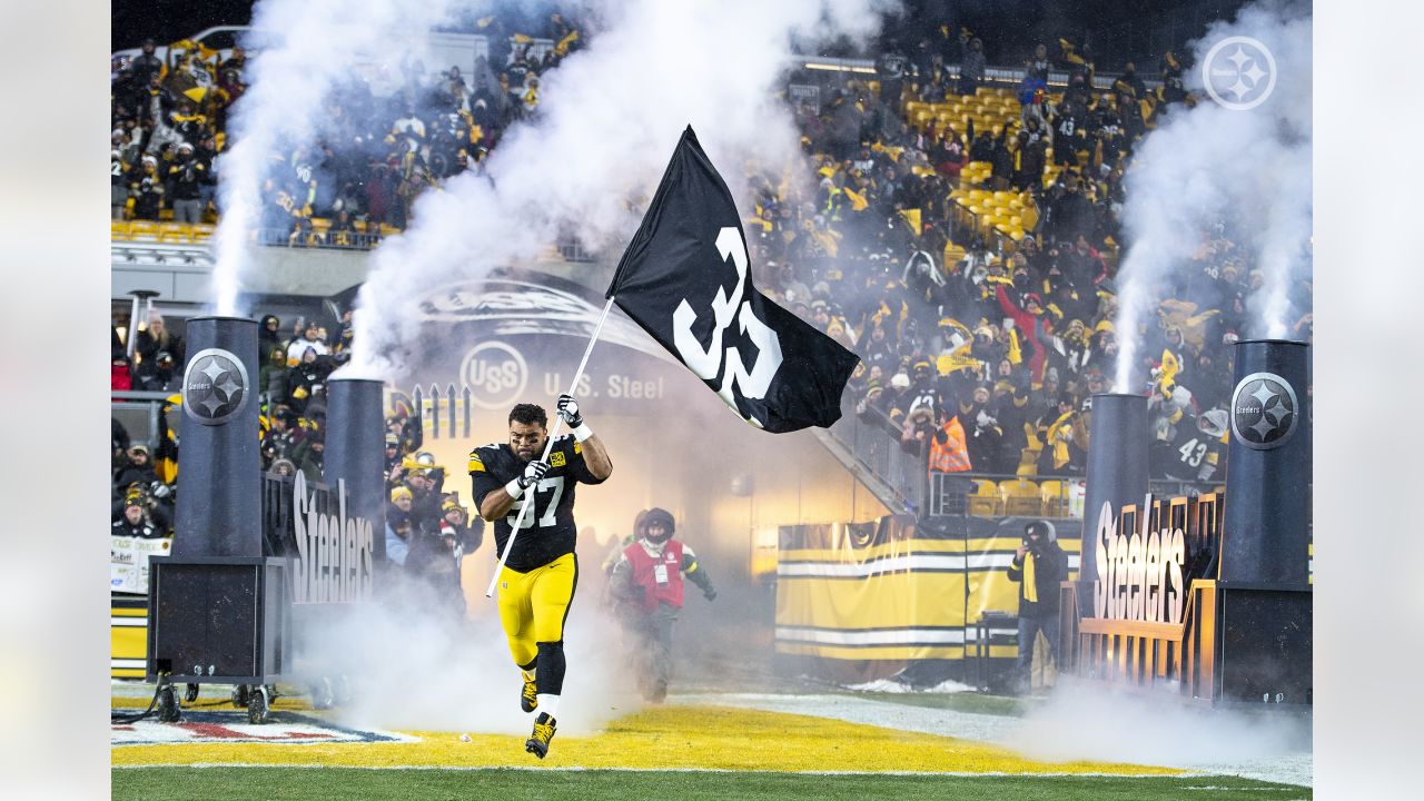 Pittsburgh, Pennsylvania, USA. 25th Dec, 2022. December 24th, 2022 Pittsburgh  Steelers defensive tackle Cameron Heyward (97) celebrating during Pittsburgh  Steelers vs Las Vegas Raiders in Pittsburgh, PA. Jake Mysliwczyk/BMR  (Credit Image: ©