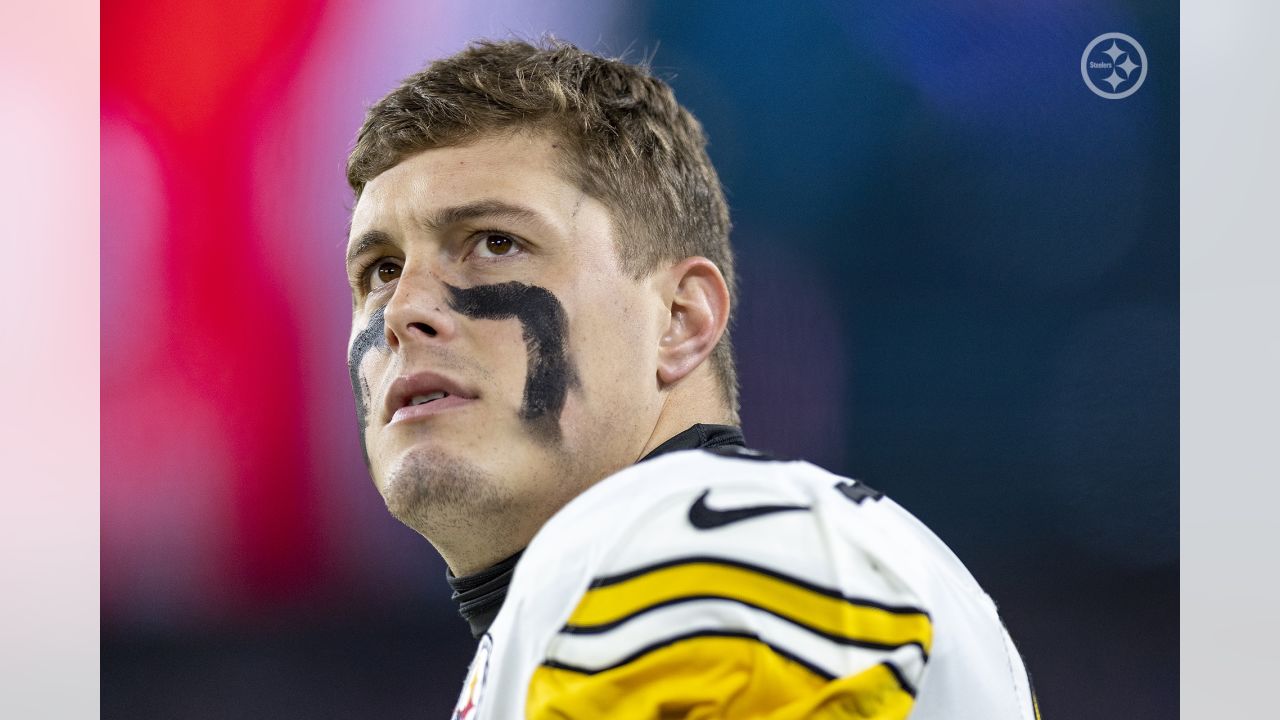 Pittsburgh Steelers tight end Zach Gentry (81) lines up during the first  half of an NFL football game against the Atlanta Falcons, Sunday, Dec. 4,  2022, in Atlanta. The Pittsburgh Steelers won