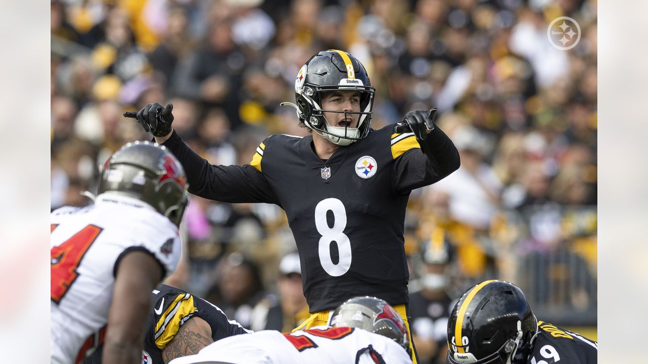 Pittsburgh Steelers quarterback Kenny Pickett (8) warms up before an NFL  football game against the Tampa Bay Buccaneers in Pittsburgh, Sunday, Oct.  16, 2022. (AP Photo/Barry Reeger Stock Photo - Alamy