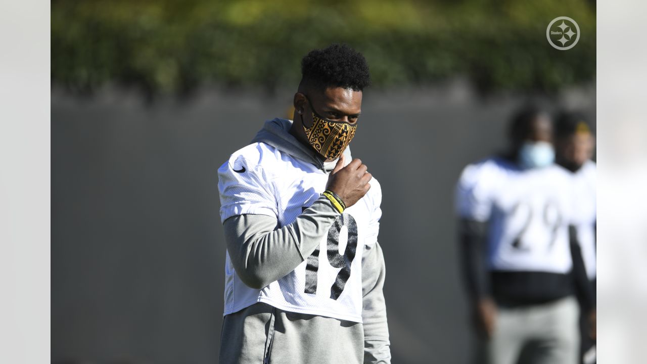 JuJu Smith-Schuster's back in school, wearing his Steelers jersey and pads  