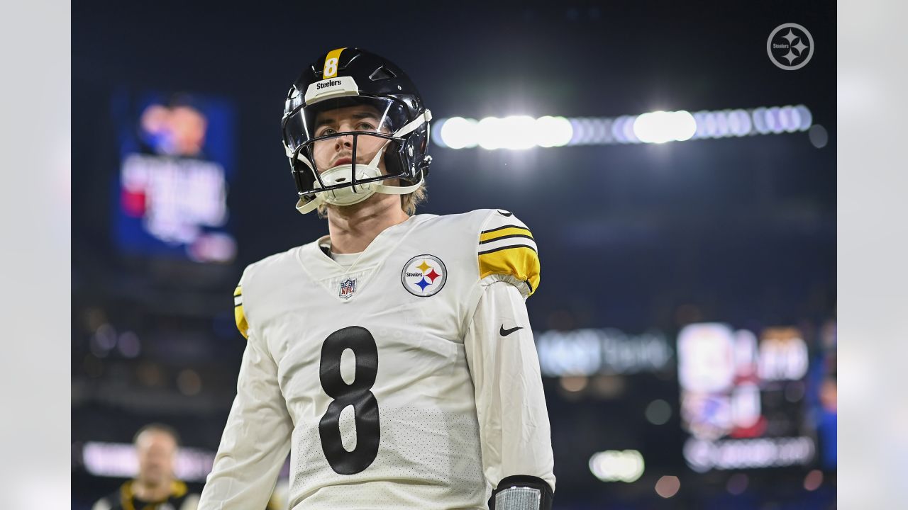 BALTIMORE, MD - JANUARY 01: Pittsburgh Steelers quarterback Kenny