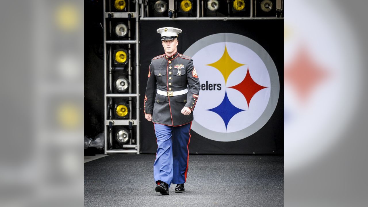 Dallas, Cowboys honor local military members with 'salute to service' >  U.S. Army Reserve > News-Display