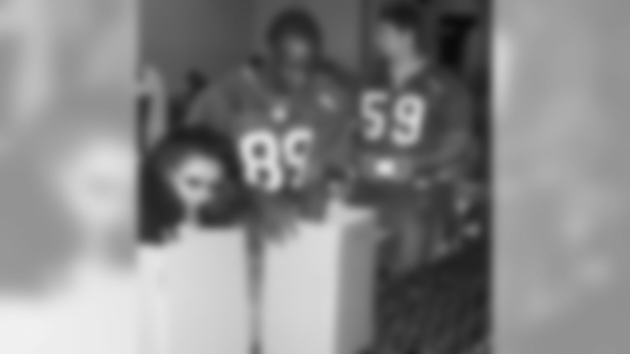 WR Jason Hill and C Cody Wallace lend a hand to help out the San Francisco
