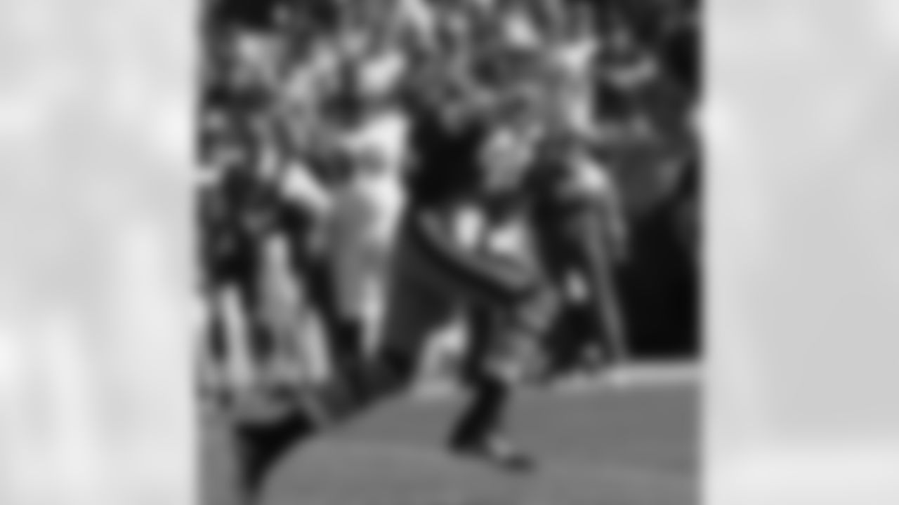 TE Delanie Walker runs after making a catch