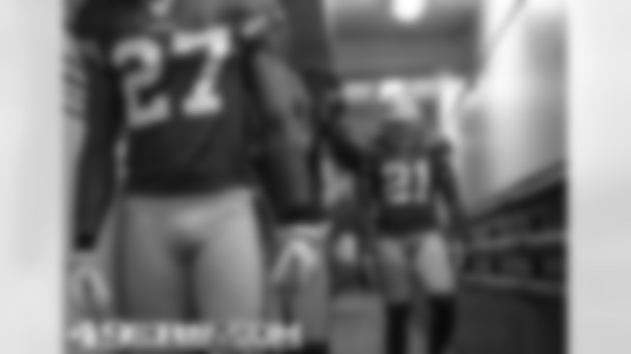 The 49ers get ready to take the field