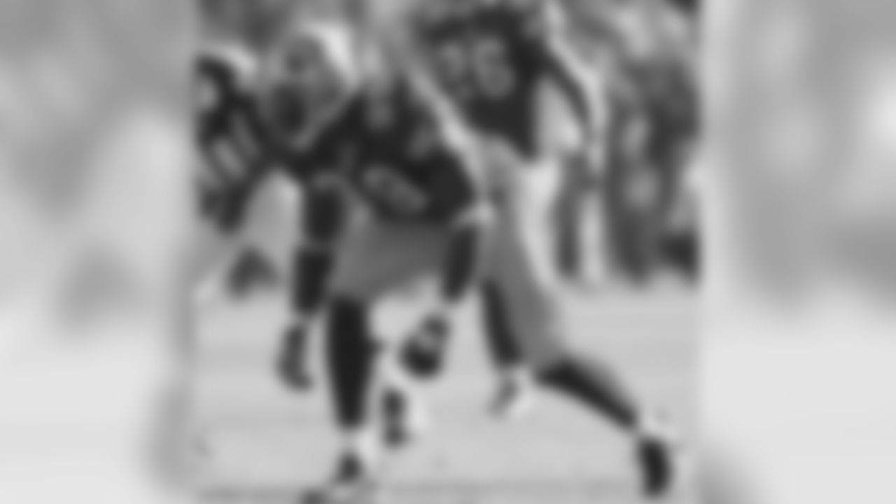 OLB Manny Lawson