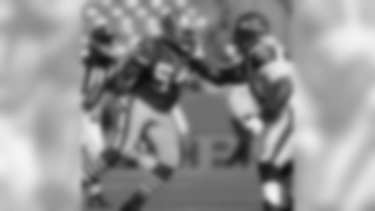 OLB Rod Green rushes the passer