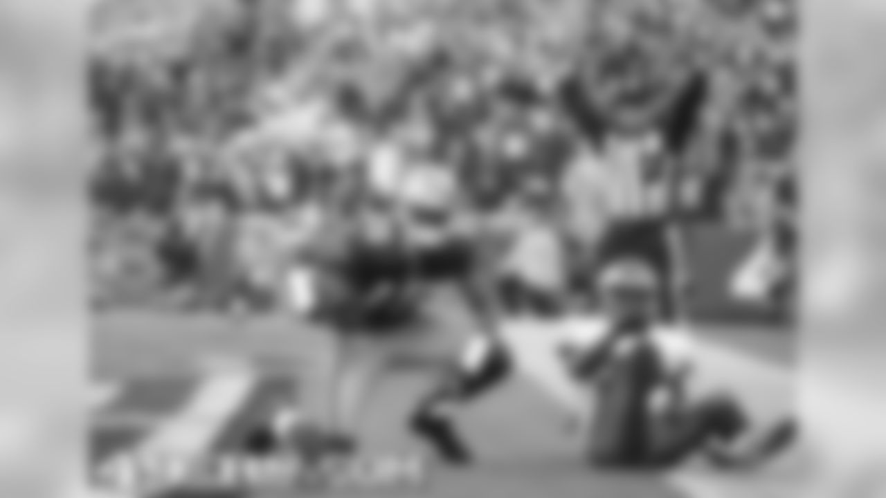 WR Michael Crabtree catches a TD vs. the Eagles