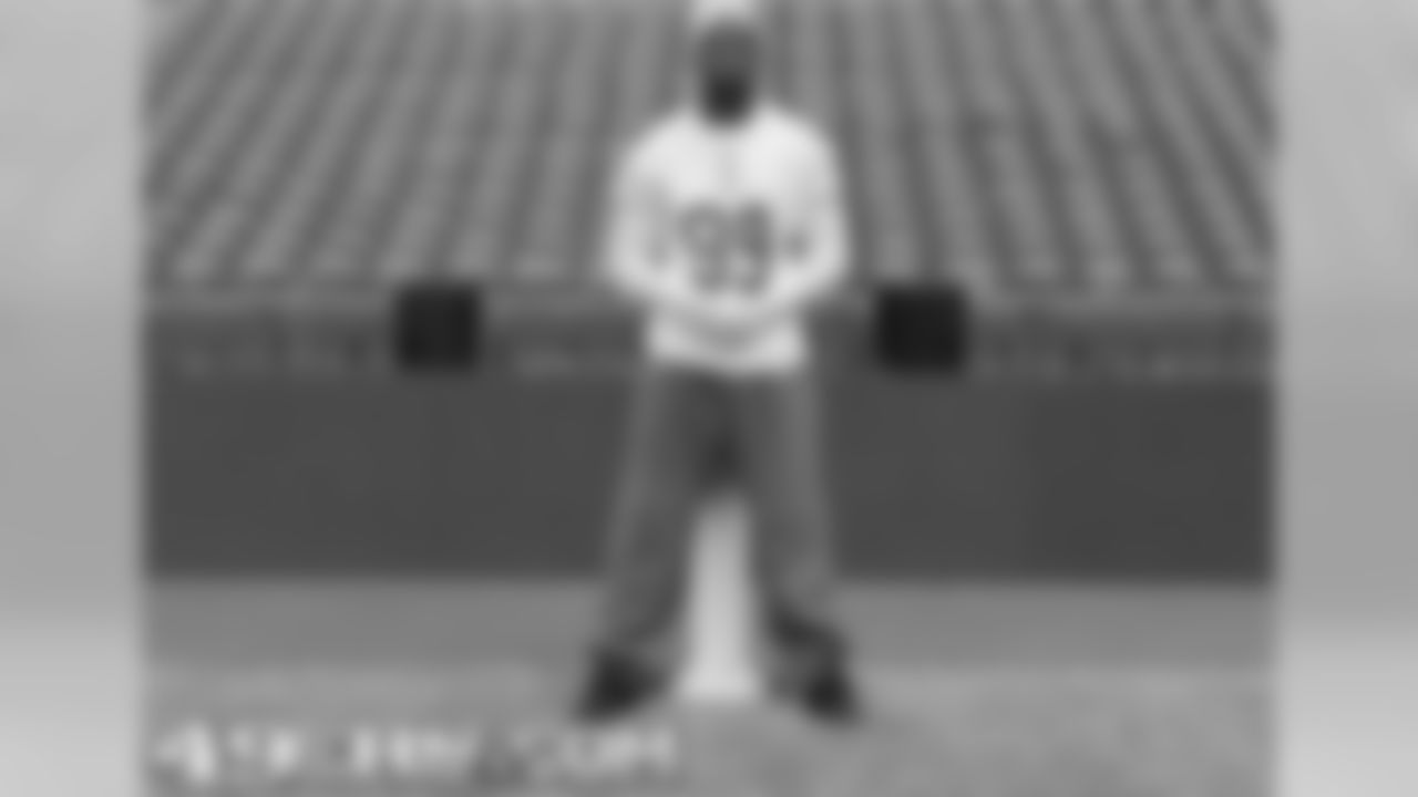 LB Manny Lawson