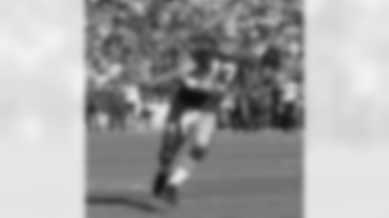QB Shaun Hill scrambles for a first quarter touchdown