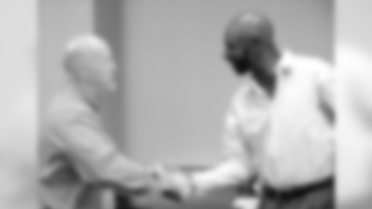 49ers Alum and HOF WR Jerry Rice met with guests