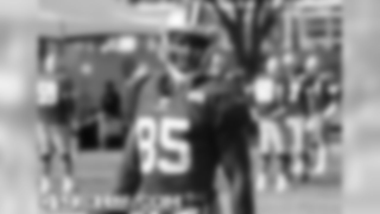 TE Vernon Davis
