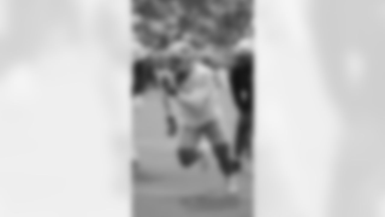 DL Alex Barrett