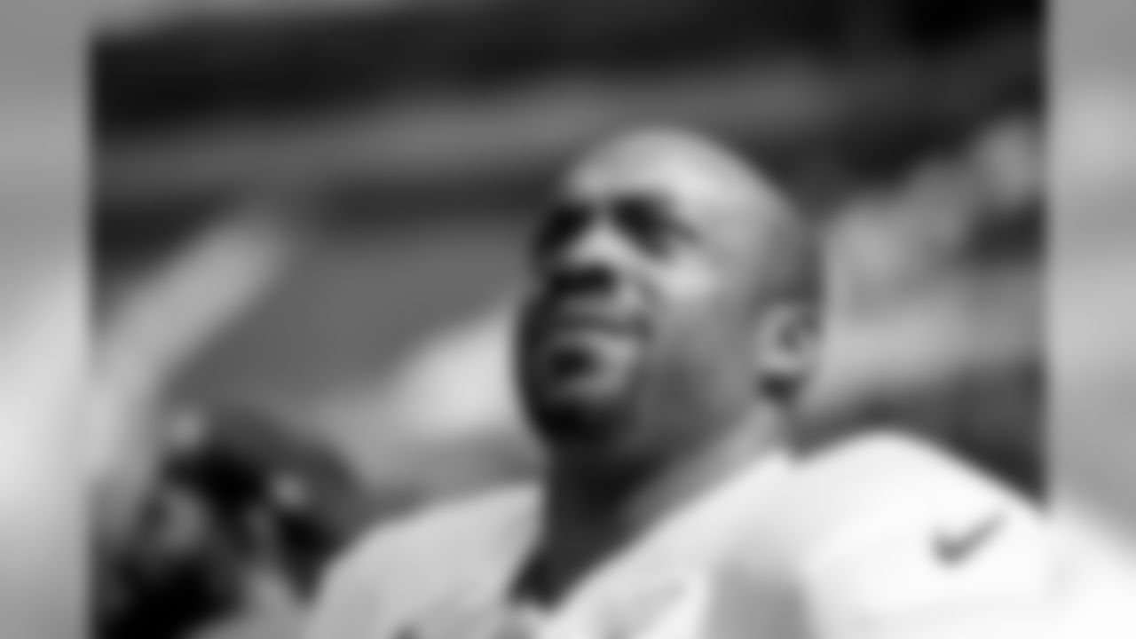 LB Elvis Dumervil