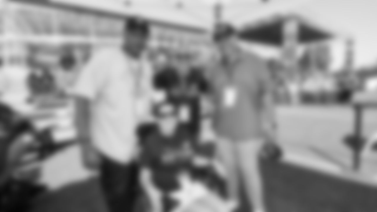 Dennis Brown, Jesse Sapolu