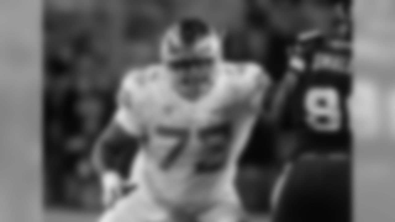 OL Tyrell Crosby, Oregon