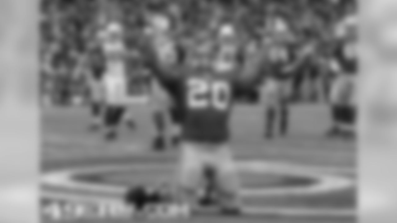 RB Brian Westbrook celebrates his TD vs. Arizona