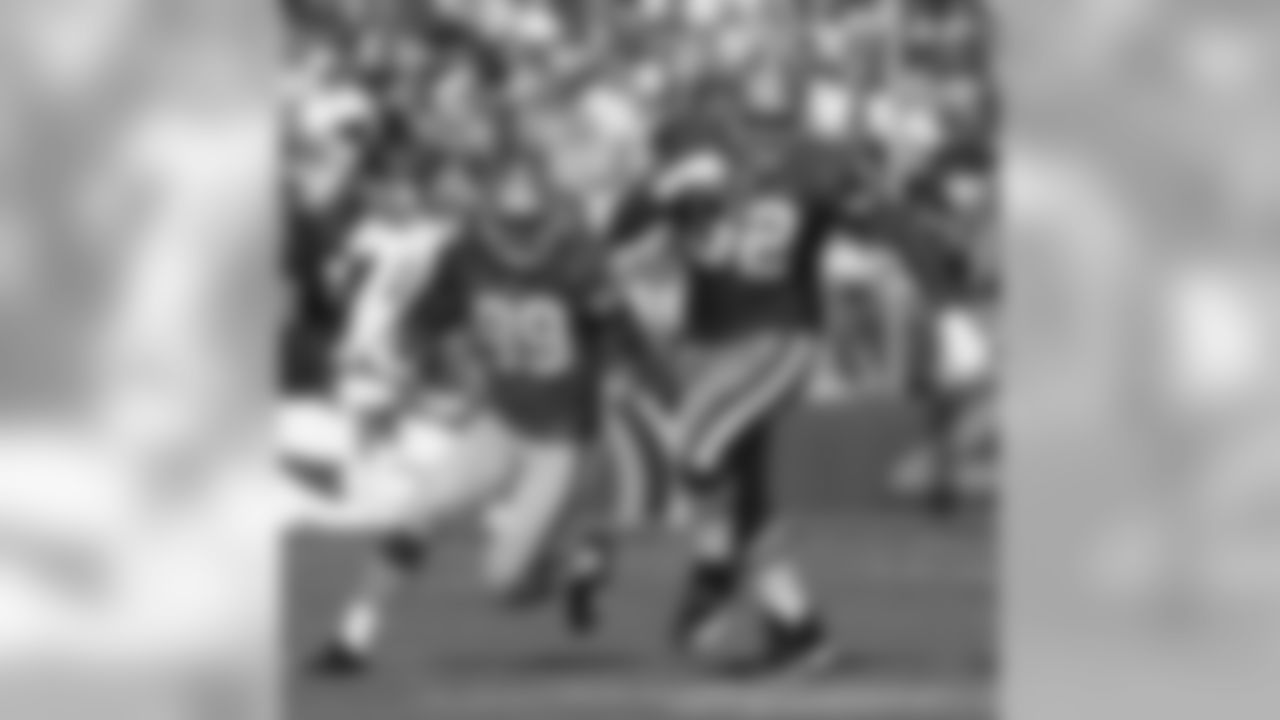 G Chilo Rachal lead blocks for WR Jason Hill on a reverse