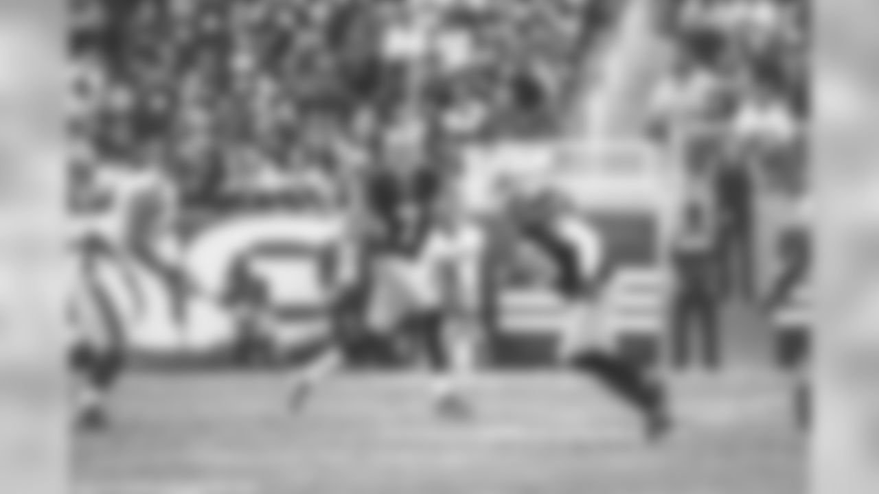 QB Colin Kaepernick scrambles and finds fullback Bruce Miller open.
