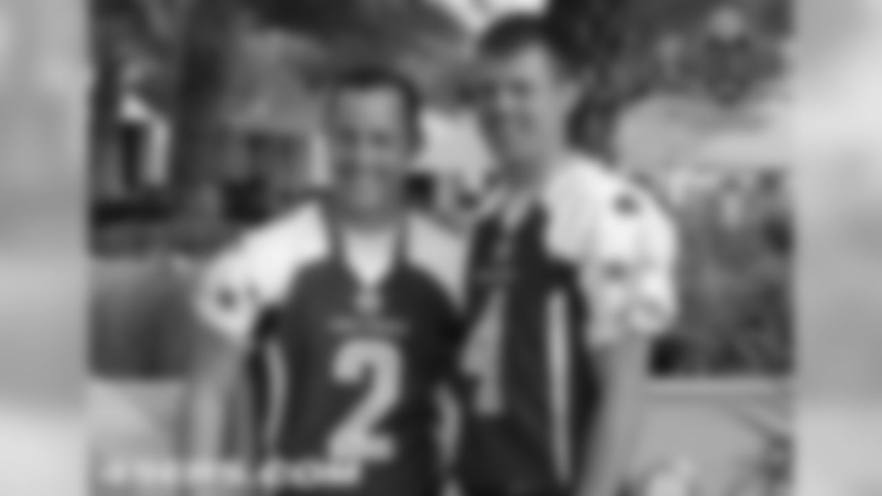 Lee takes a photo with Eagles kicker David Akers.